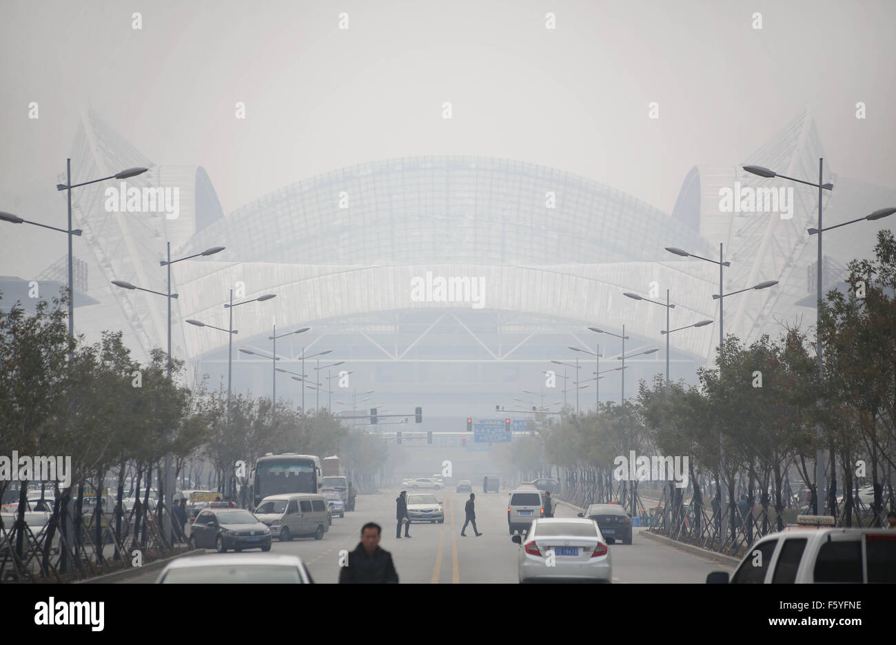 Shenyang, province de Liaoning en Chine. 10 Nov, 2015. La ville est enveloppée par le smog à Shenyang, capitale de la province du Liaoning en Chine du nord-est, le 10 novembre 2015. Forte pollution atmosphérique dans le nord-est de la Chine se poursuivra jusqu'au 14 novembre, en partie alimentée par la combustion du charbon pour le chauffage du public, selon le ministère de la protection de l'environnement. © Yao Jianfeng/Xinhua/Alamy Live News Banque D'Images