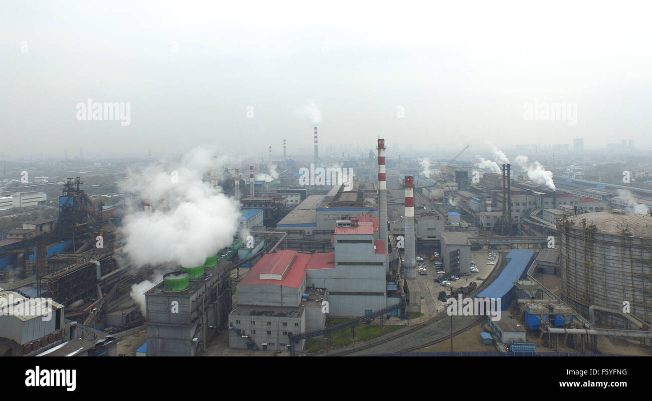 Shenyang, province de Liaoning en Chine. 10 Nov, 2015. Une usine est enveloppé par le smog dans la région de Dalian, Liaoning Province du nord-est de la Chine, le 10 novembre 2015. Forte pollution atmosphérique dans le nord-est de la Chine se poursuivra jusqu'au 14 novembre, en partie alimentée par la combustion du charbon pour le chauffage du public, selon le ministère de la protection de l'environnement. © Yao Jianfeng/Xinhua/Alamy Live News Banque D'Images