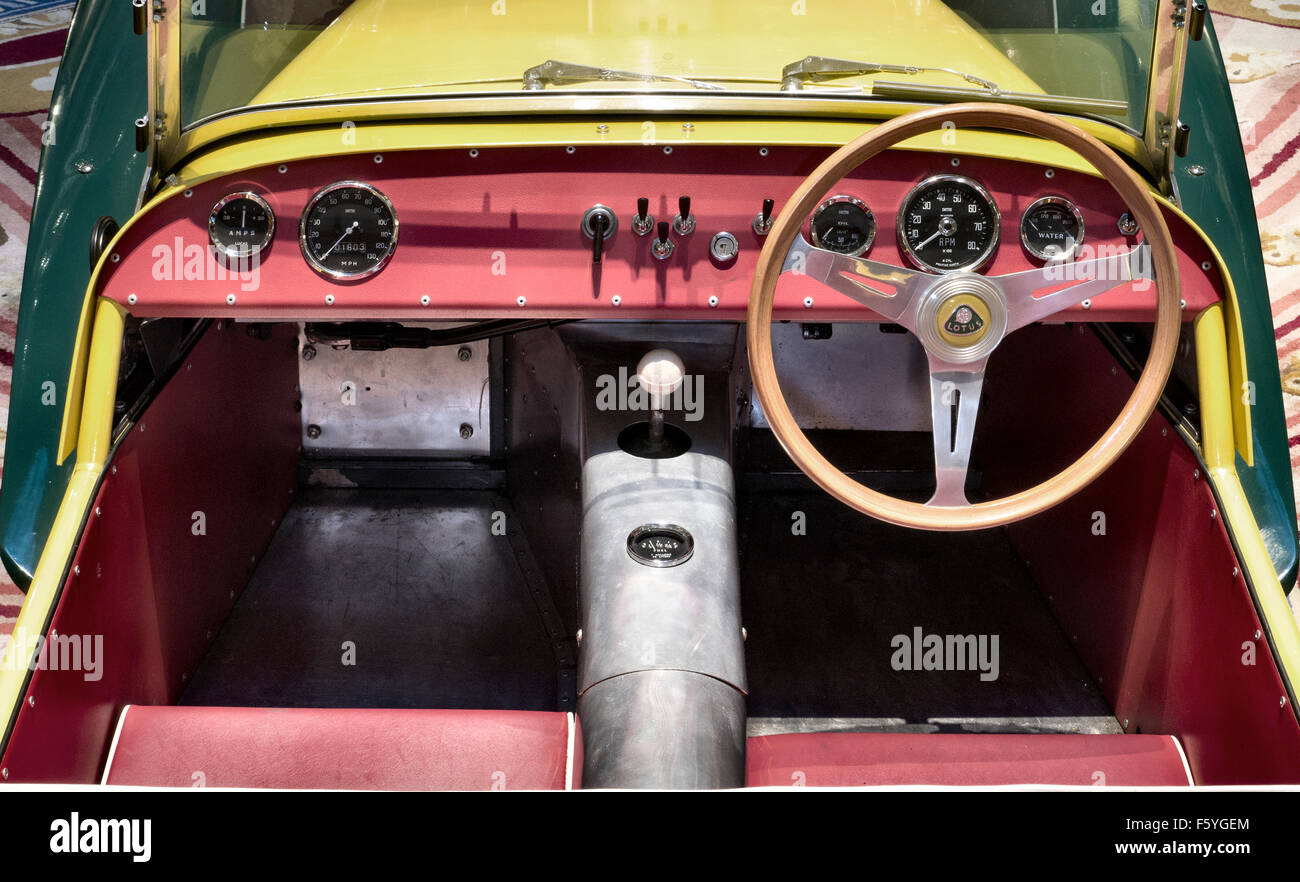 Tableau de bord et sièges d'une voiture décapotable Lotus Grimaud (83)