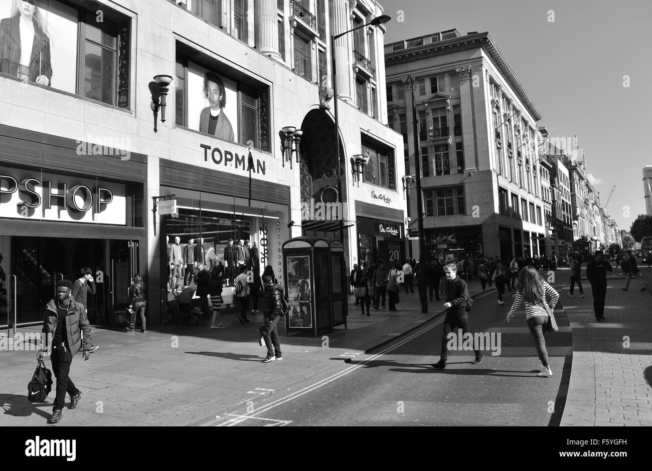 Top Shop, les gens en train de traverser, Oxford Street, Londres, Angleterre, Royaume-Uni, GB. Banque D'Images