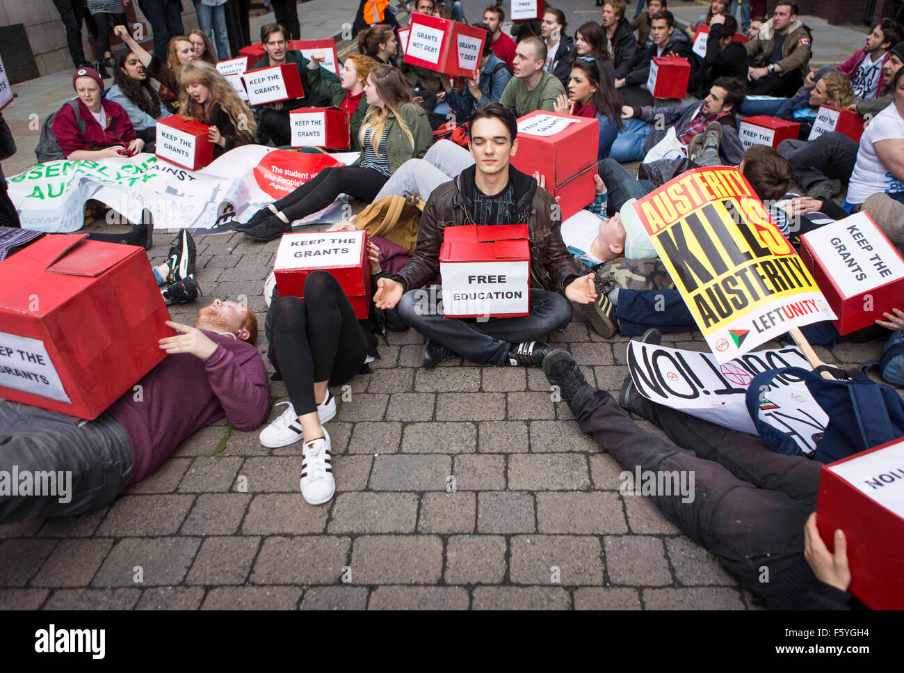 Manifestants étudiants manifester devant le Congrès du Parti conservateur Banque D'Images