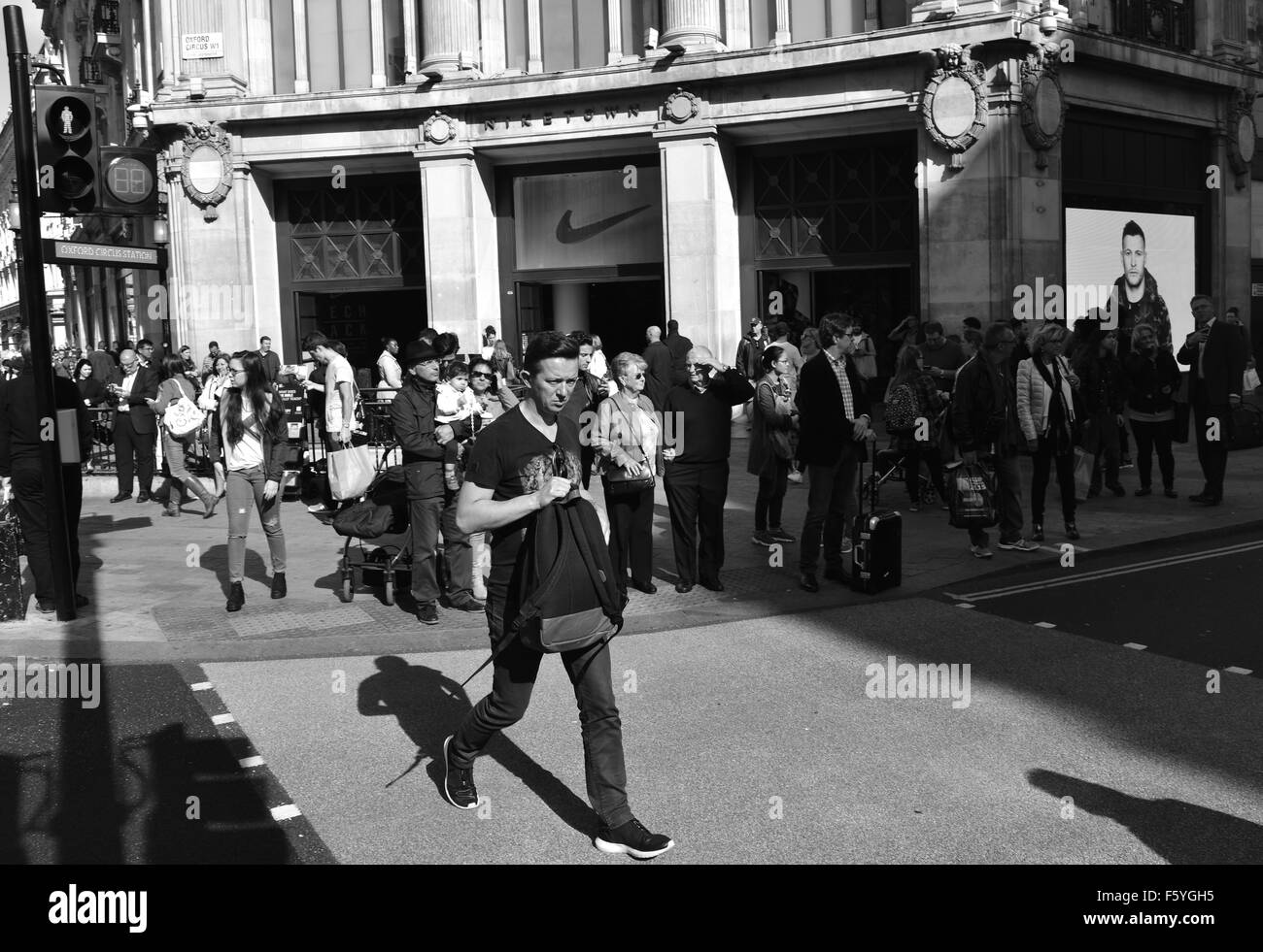 Homme qui court partout, Oxford Street, Londres, Angleterre Banque D'Images