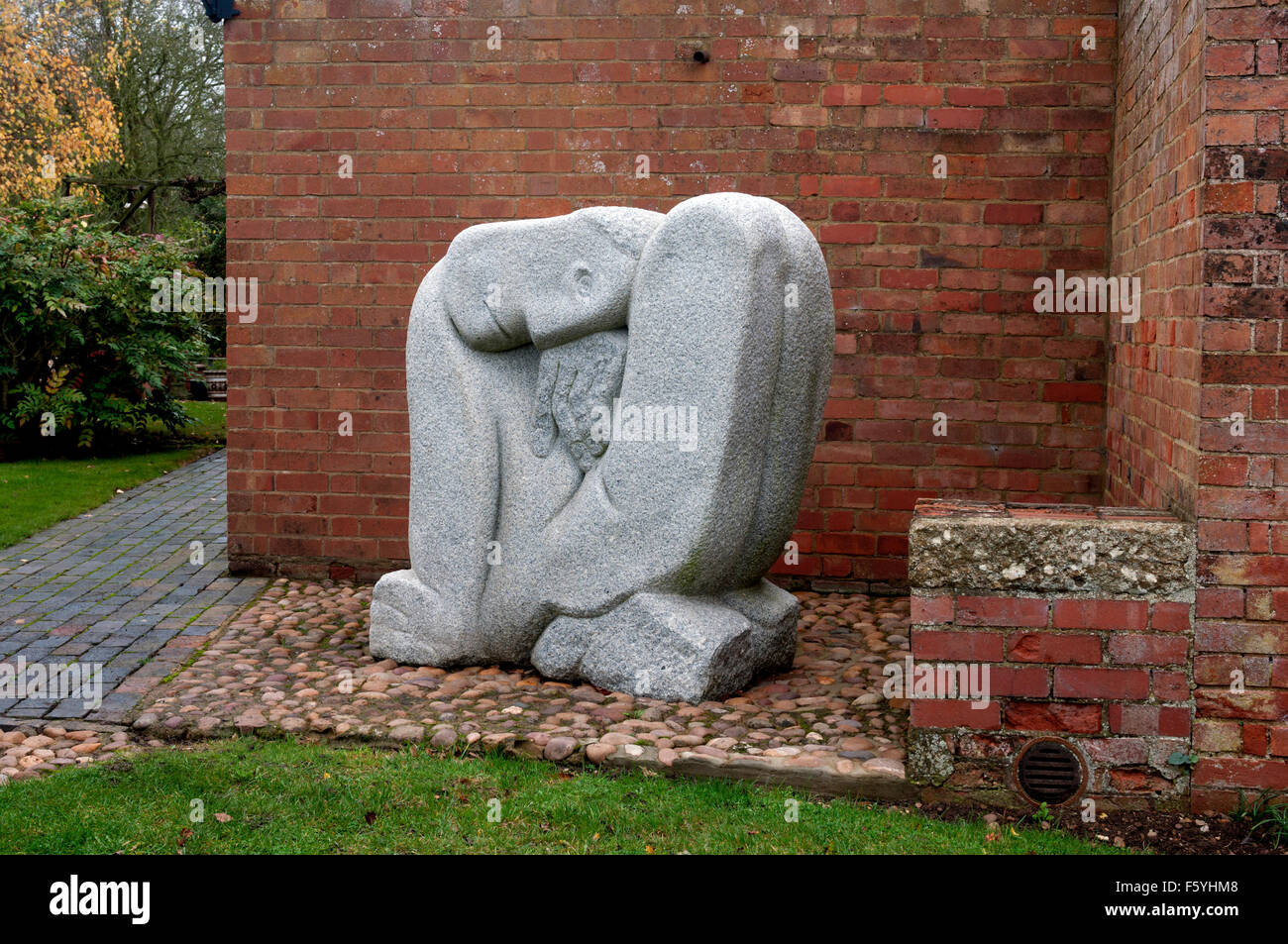 Homme de douleur sculpture par Ronald Rae, Newbold Pacey village, Warwickshire, UK Banque D'Images