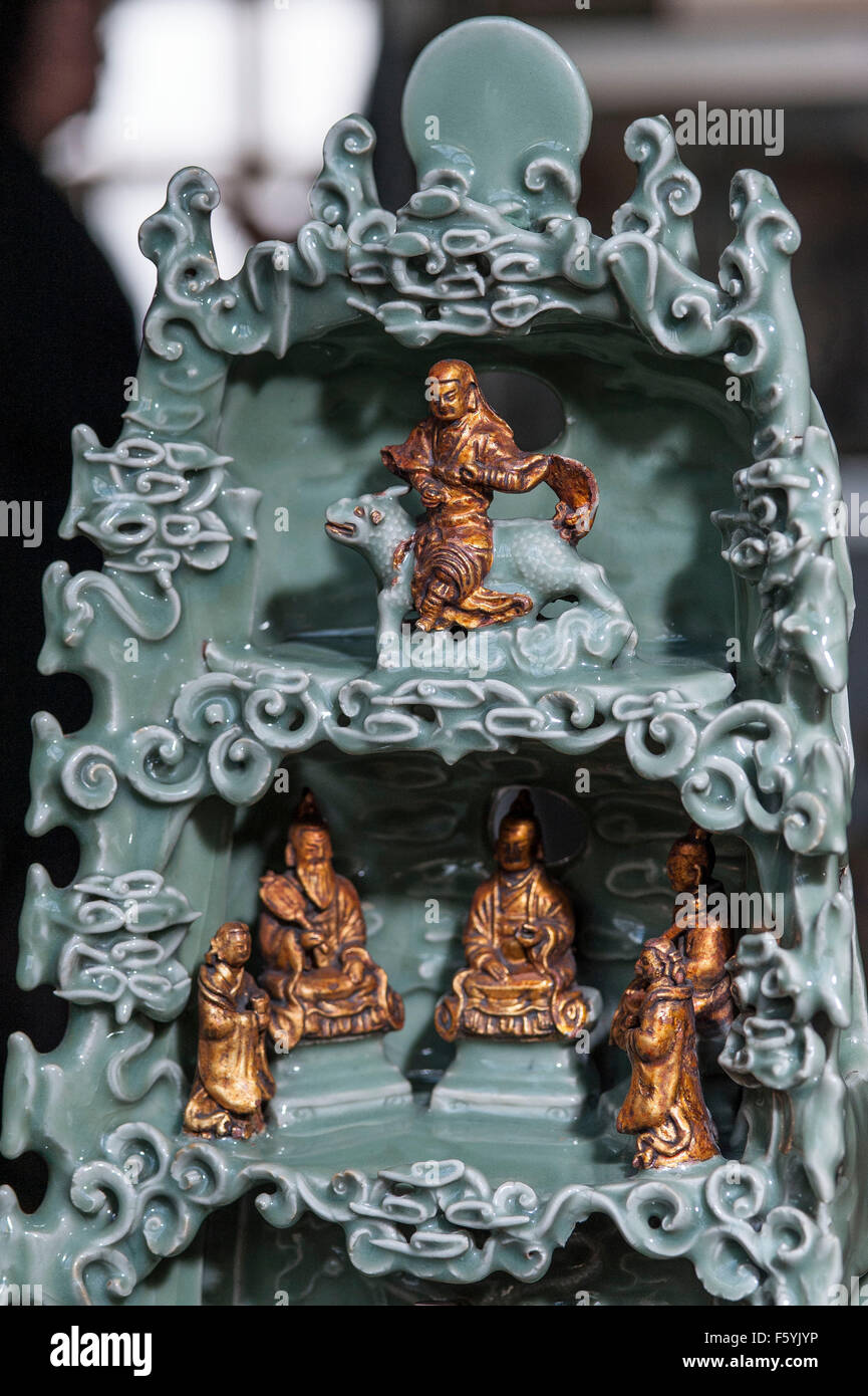 Les objets featured : -laque rouge sculptée sur bois core 1403-24 présente des scènes de famille Impériale 35 cm de diamètre. - Une paire de coussins d'or se termine probablement fait pour un membre de la famille royale - Ming sanctuaire Longquan celadon - le grés de vitrage et de dorure Tongle era 1406 . en haut cour suprême de Dieu taoïste thunder rides monstre mythique appelé un créneau moyen qilin sont les trois purs dieux qui encapsulent la philosophie taoïste . Dans le centre le Worthys . Au centre visible dans l'arrière plan est est la CW de promordial en cours . Dans la grotte inférieure sont l'Empereur de Jade center wit Banque D'Images
