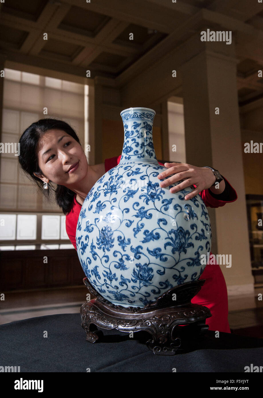 Luk Yu-Ping conservatrice du projet et fiole porcelaine Ming peint avec décor bleu sous glaçure Banque D'Images