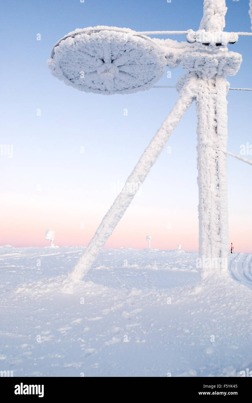 Des scènes d'hiver dans la station de ski de Yllas, la Laponie finlandaise. Gréement de ski couvert de neige Banque D'Images