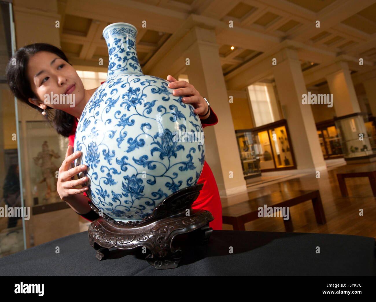 Luk Yu-Ping conservatrice du projet et fiole porcelaine Ming peint avec décor bleu sous glaçure Banque D'Images