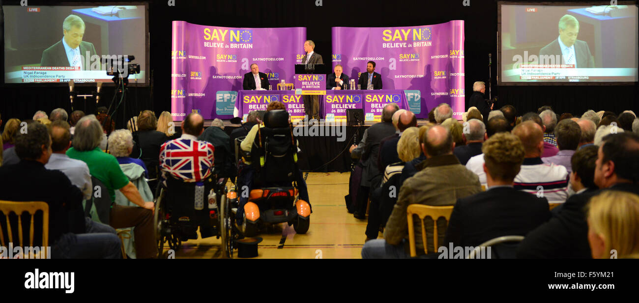 Gloucester UK. 9 novembre, 2015. Leader de l'UKIP Nigel Farage, député européen de faire campagne dans ' dire non croire en Grande-Bretagne au rallye de la Gloucester GL1 centre. Crédit : charlie bryan/Alamy Live News Banque D'Images