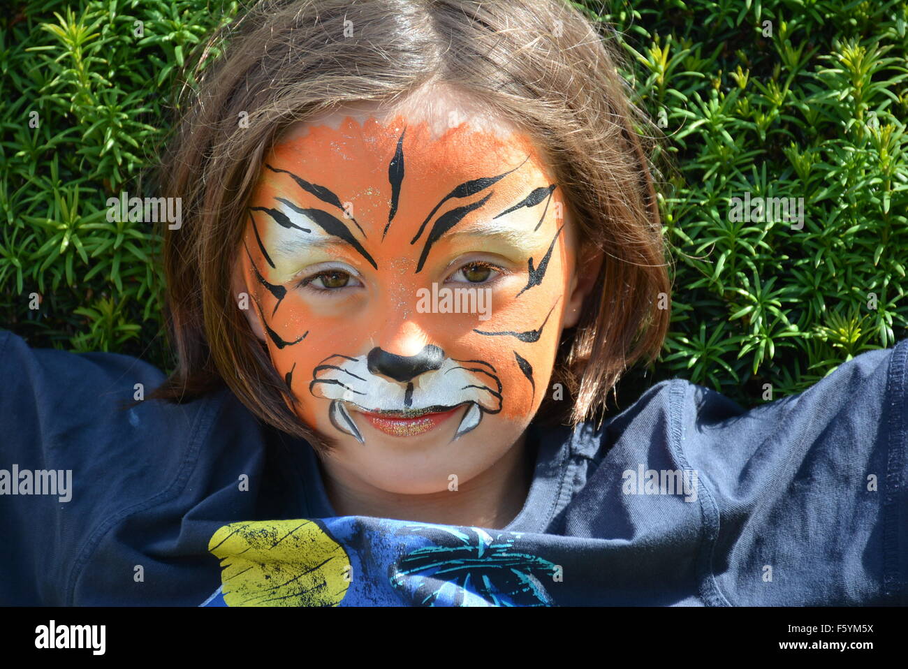 Terrains,les enfants, peinture sur visage, des successions, du jour, jouer, pour les enfants, les écoles de soins, pour les enfants, les enfants des milieux communautaires, parcs, Banque D'Images