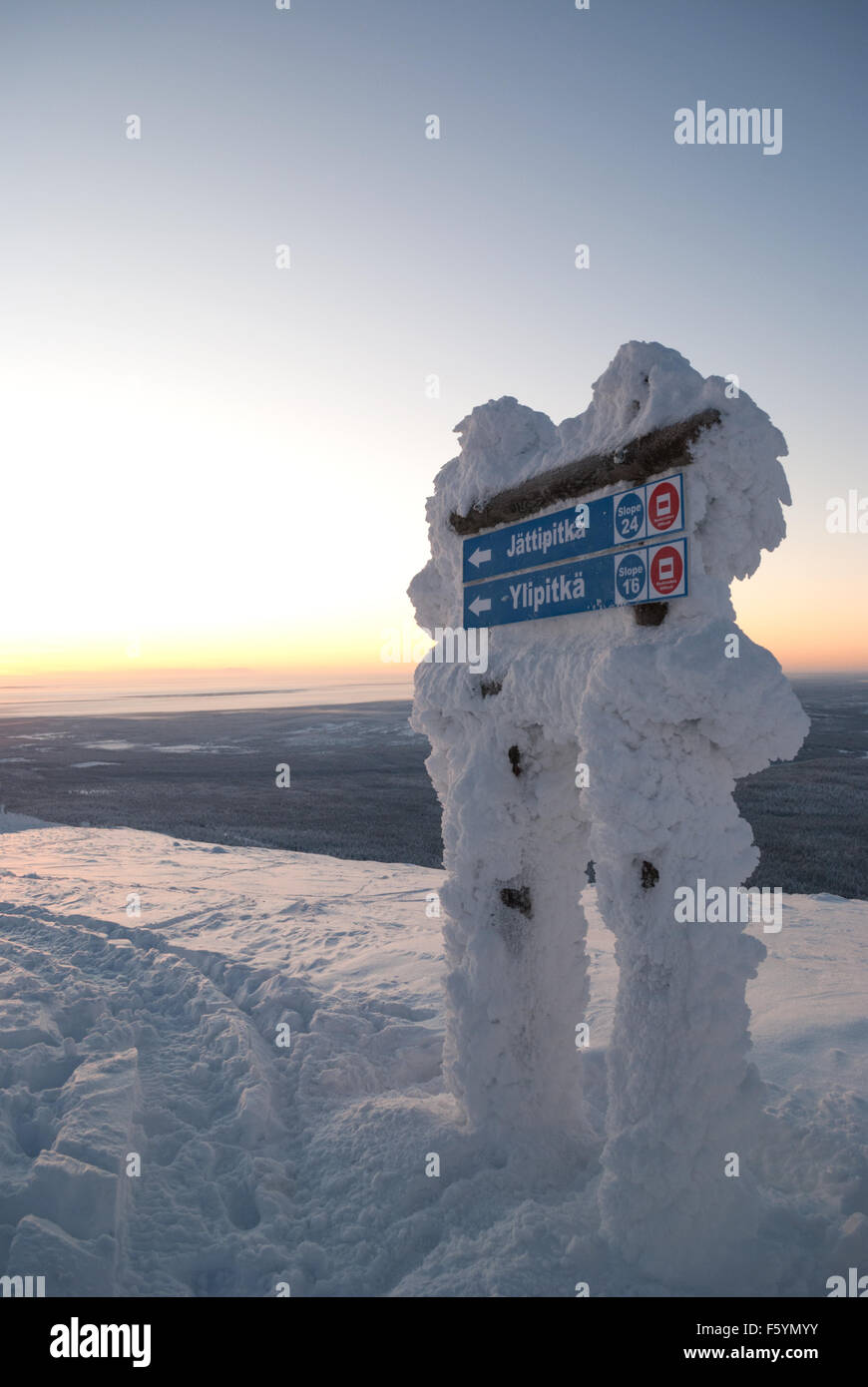 Des scènes d'hiver dans la station de ski de Yllas, la Laponie finlandaise. La neige a couvert sign post - Ylipitka Jattipitka et Banque D'Images