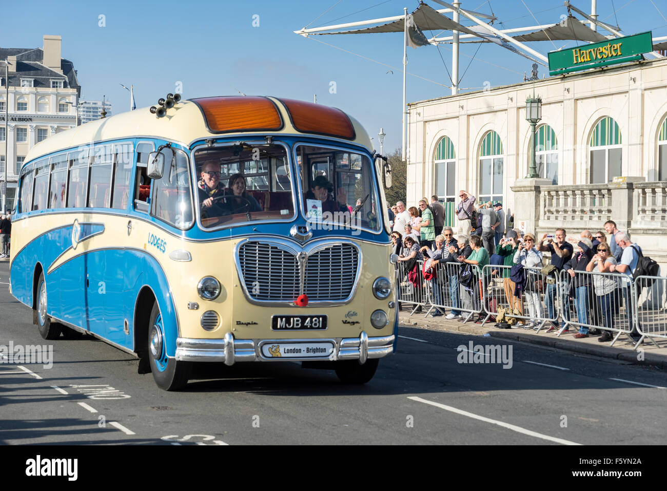 Vieux Bus près de la ligne d'arrivée de Londres à Brighton Veteran Car Run Banque D'Images