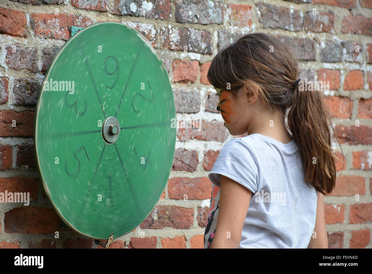 Terrains,les enfants, peinture sur visage, des successions, du jour, jouer, pour les enfants, les écoles de soins, pour les enfants, les enfants, les environnements Banque D'Images