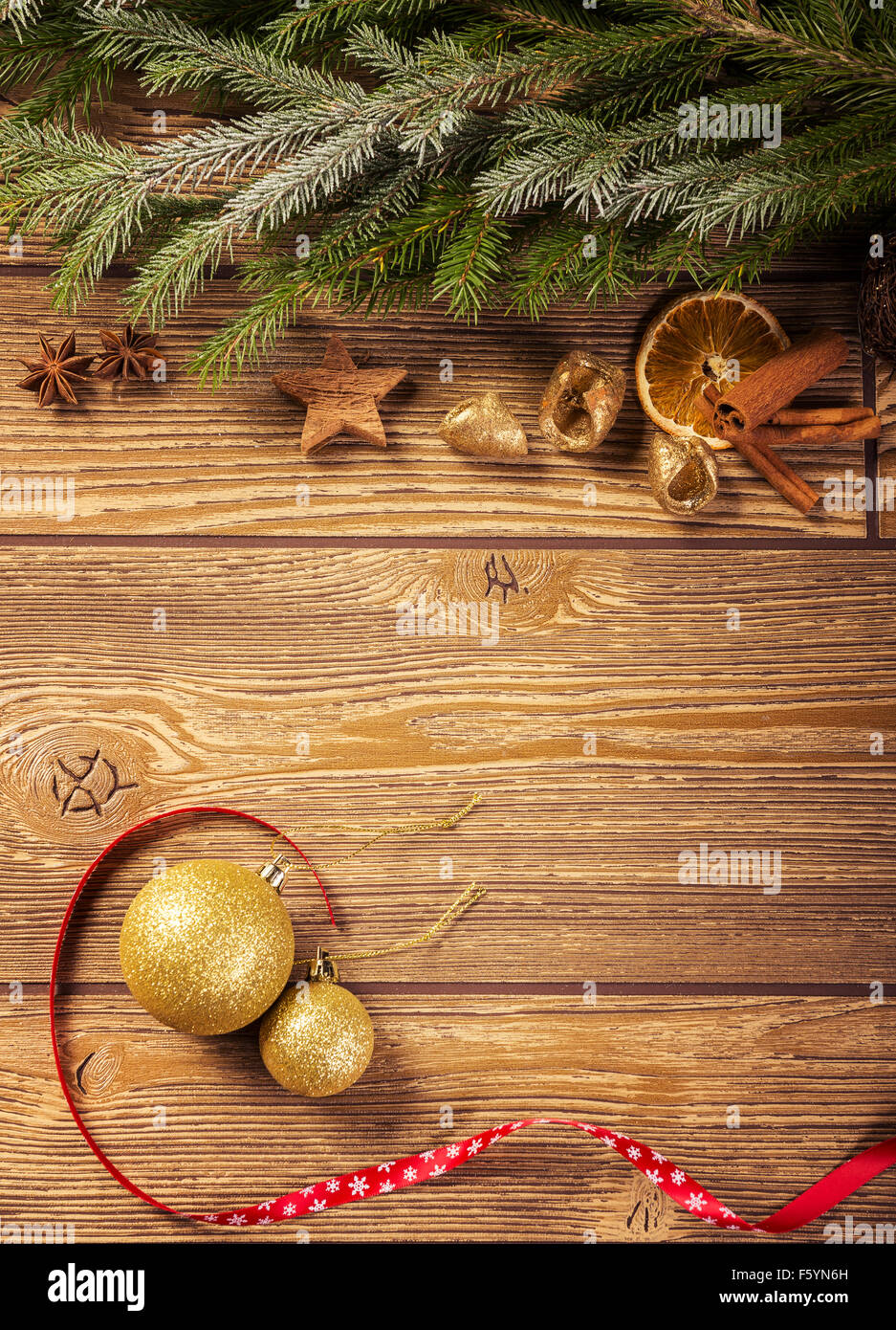 Décoration de Noël, fond de bois : ornements, épices, boule de noël et ruban Banque D'Images