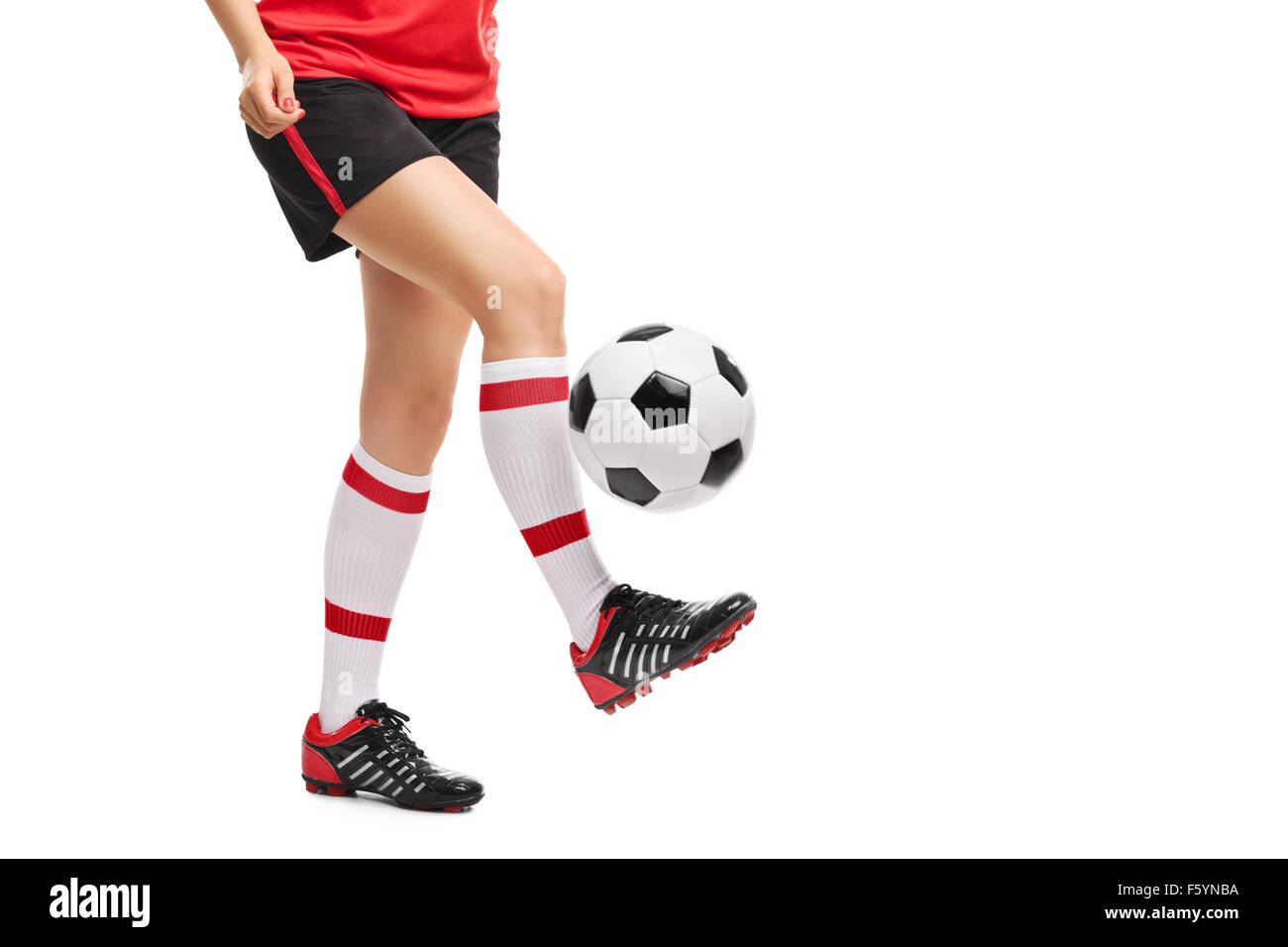 Gros plan sur les jambes d'un joueur de football féminin à jongler avec un  ballon isolé sur fond blanc Photo Stock - Alamy