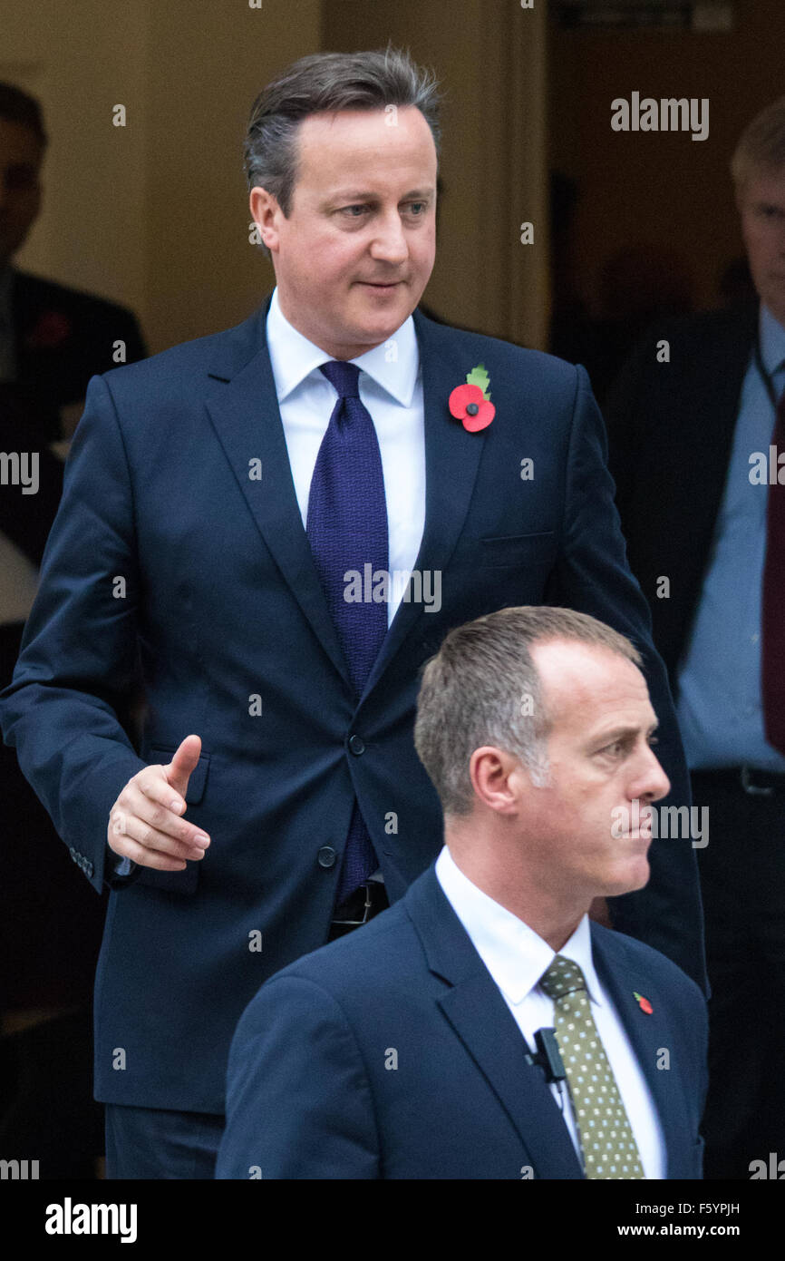 Chatham House, Londres, Royaume-Uni. Le 10 novembre 2015. Le Premier ministre britannique David Cameron quitte la Chatham House après avoir prononcé un discours exposant ses exigences pour la réforme de l'UE. Crédit : Paul Davey/Alamy Live News Banque D'Images