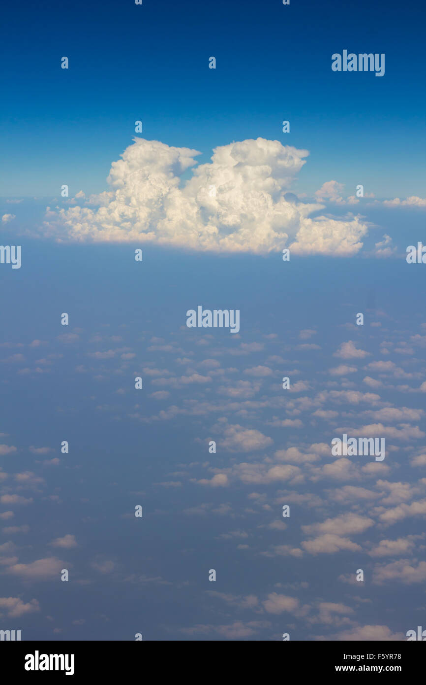 Ciel au-dessus de la couche nuageuse vue aérienne arrière-plan uniquement Banque D'Images