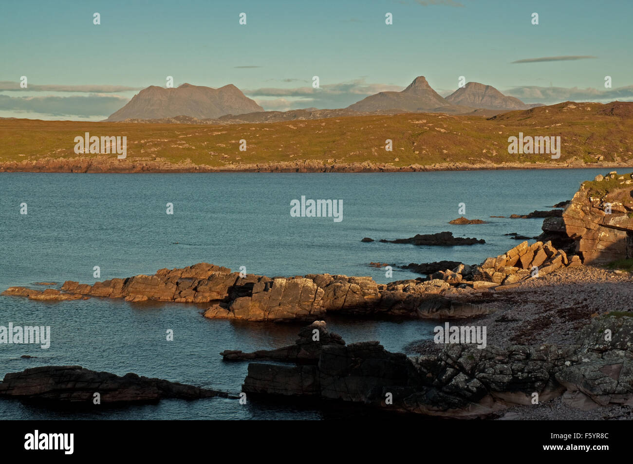 La lumière du soleil du soir sur la baie d'Achnahaird Banque D'Images