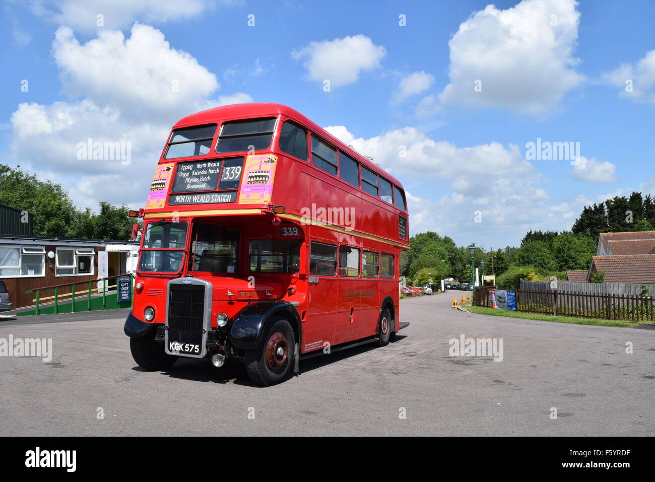 Un vieux routemaster bus à impériale à Epping gare dans l'Essex. Banque D'Images