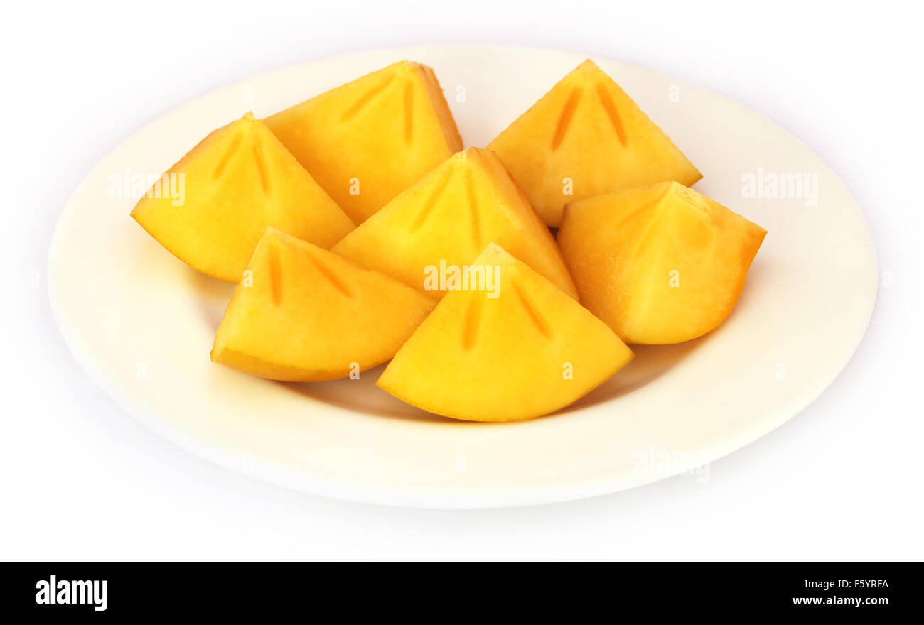 Des morceaux de kaki dans une assiette Banque D'Images