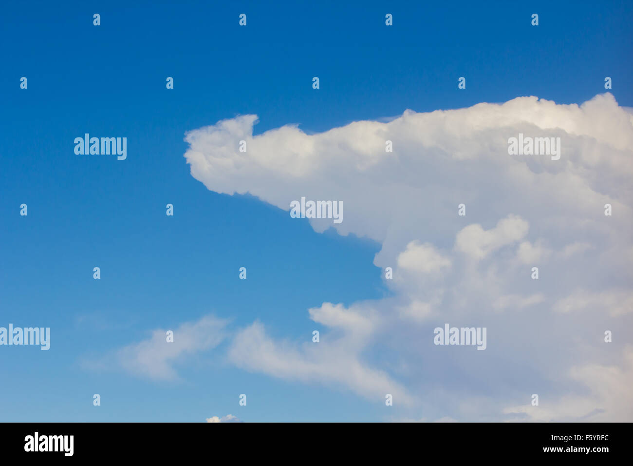Ciel au-dessus de la couche nuageuse vue aérienne arrière-plan uniquement Banque D'Images