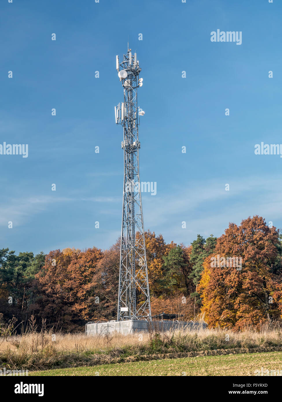 Tour de télécommunication plus de ciel bleu Banque D'Images