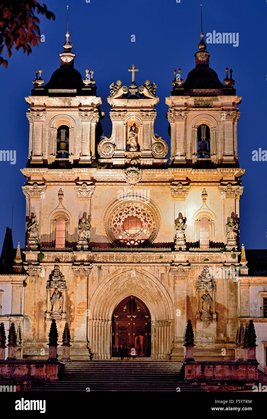 Portugal : vue de la nuit de l'abbaye Santa Maria d'Alcobaça Banque D'Images