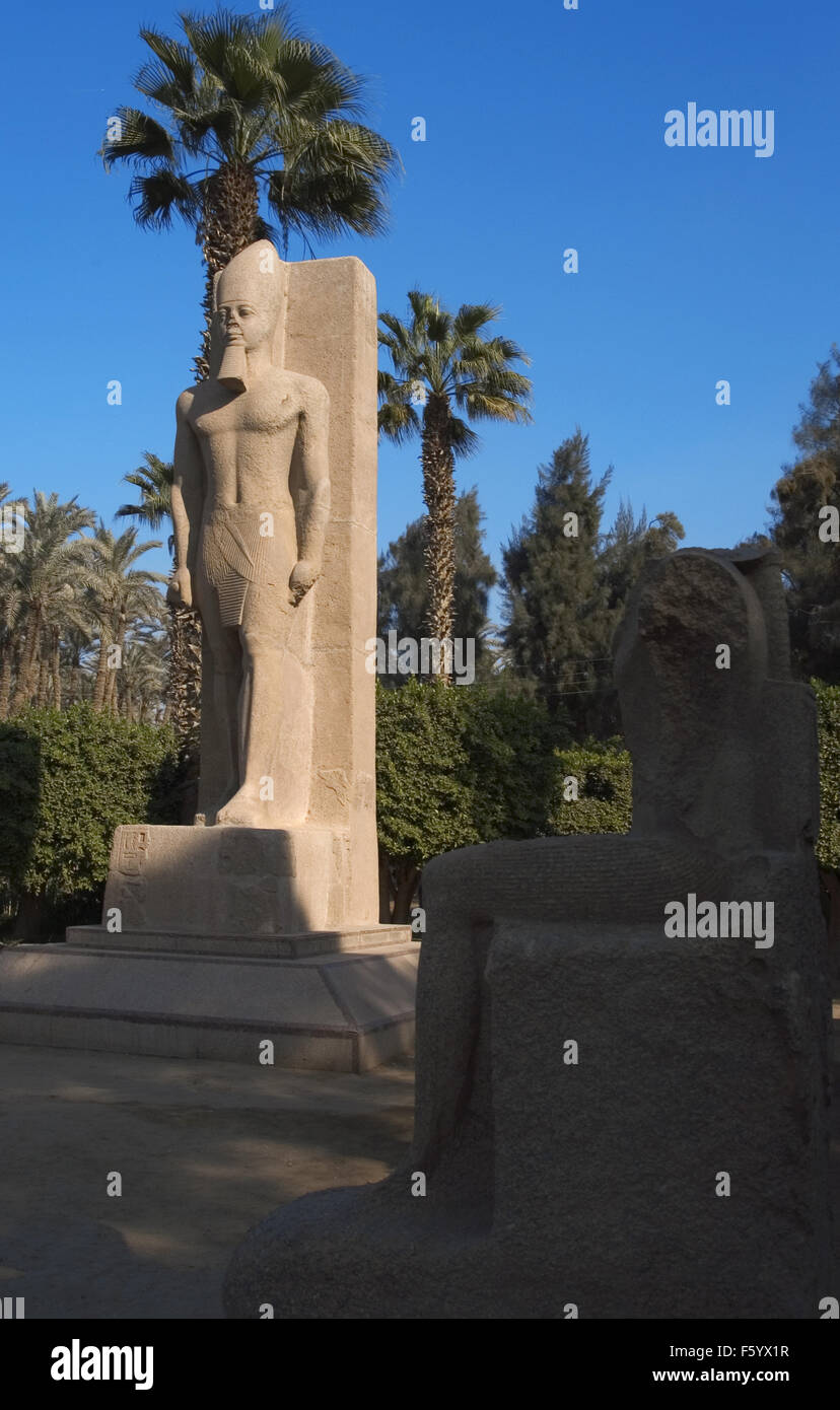 L'art égyptien Statue de Pharaon Ramsès II (1290-1224 av.h). Nouvel Empire. 19e dynastie. Mit Rahina Open Air Museum. Memphis. L'Égypte. Banque D'Images
