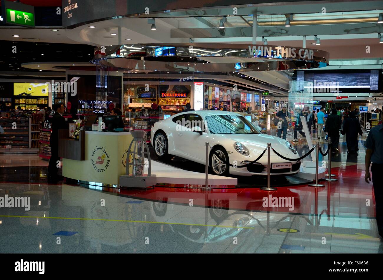 Porsche loterie prix affiché à l'aéroport de Dubaï Duty Free complex ÉMIRATS ARABES UNIS Emirats Arabes Unis Banque D'Images