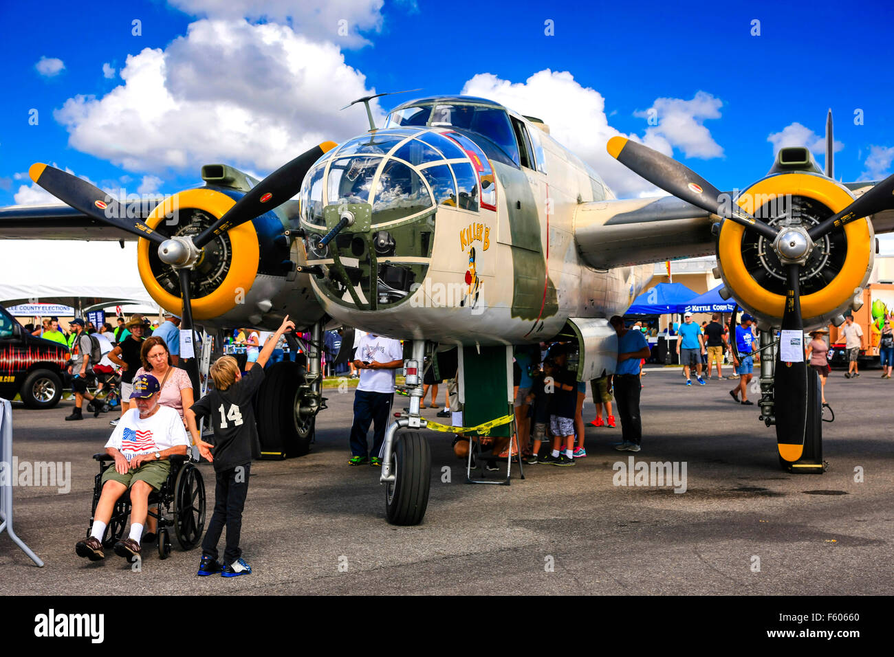 Killer B, B-25J Mitchell bombardier léger de WW2 en camouflage RAF au Fort Myers aéroport Champ Page journée portes ouvertes Banque D'Images