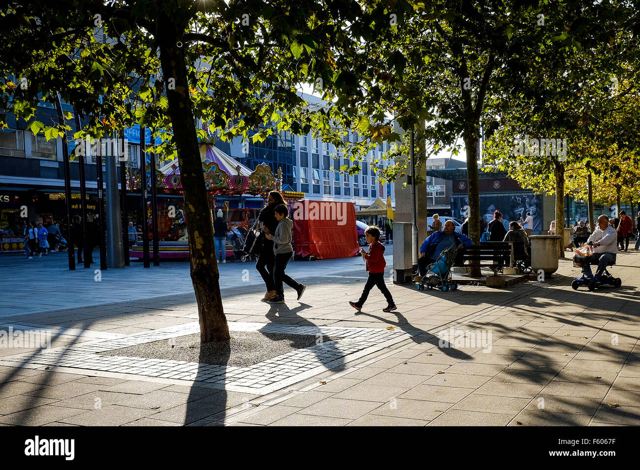 Fin de soirée soleil dans Basildon Town Centre dans l'Essex au Royaume-Uni. Banque D'Images