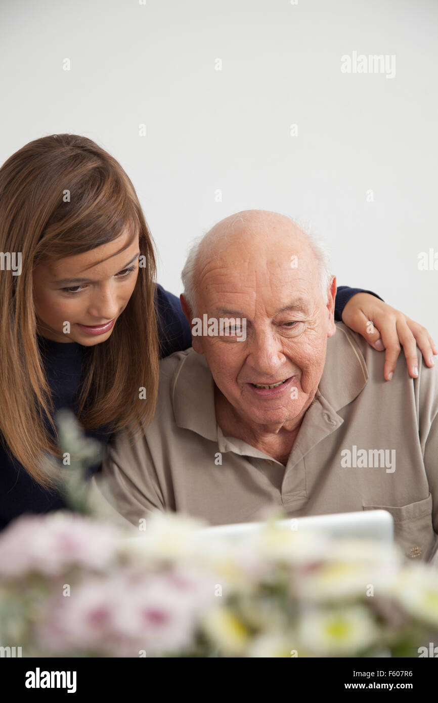 Grand-père et sa petite-fille à l'aide de l'ordinateur Banque D'Images