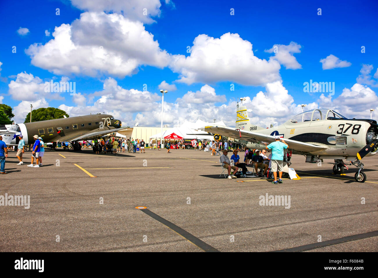 Un C-47 Skytrain et T-28 Trojan veteran avion à l'aéroport de Fort Myers Champ Page journée portes ouvertes Banque D'Images