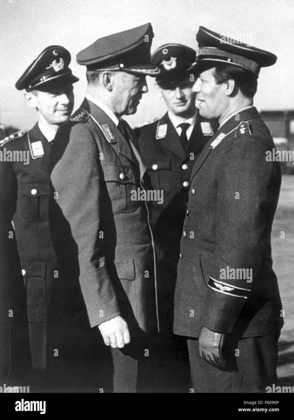 Le général Hans Röttiger (L) au cours d'un entretien avec Helmut Schmidt (R), l'expert en armes du Bundestag SPD faction, lors d'une visite de l'école à Rendsburg le 23 octobre 1958. Banque D'Images