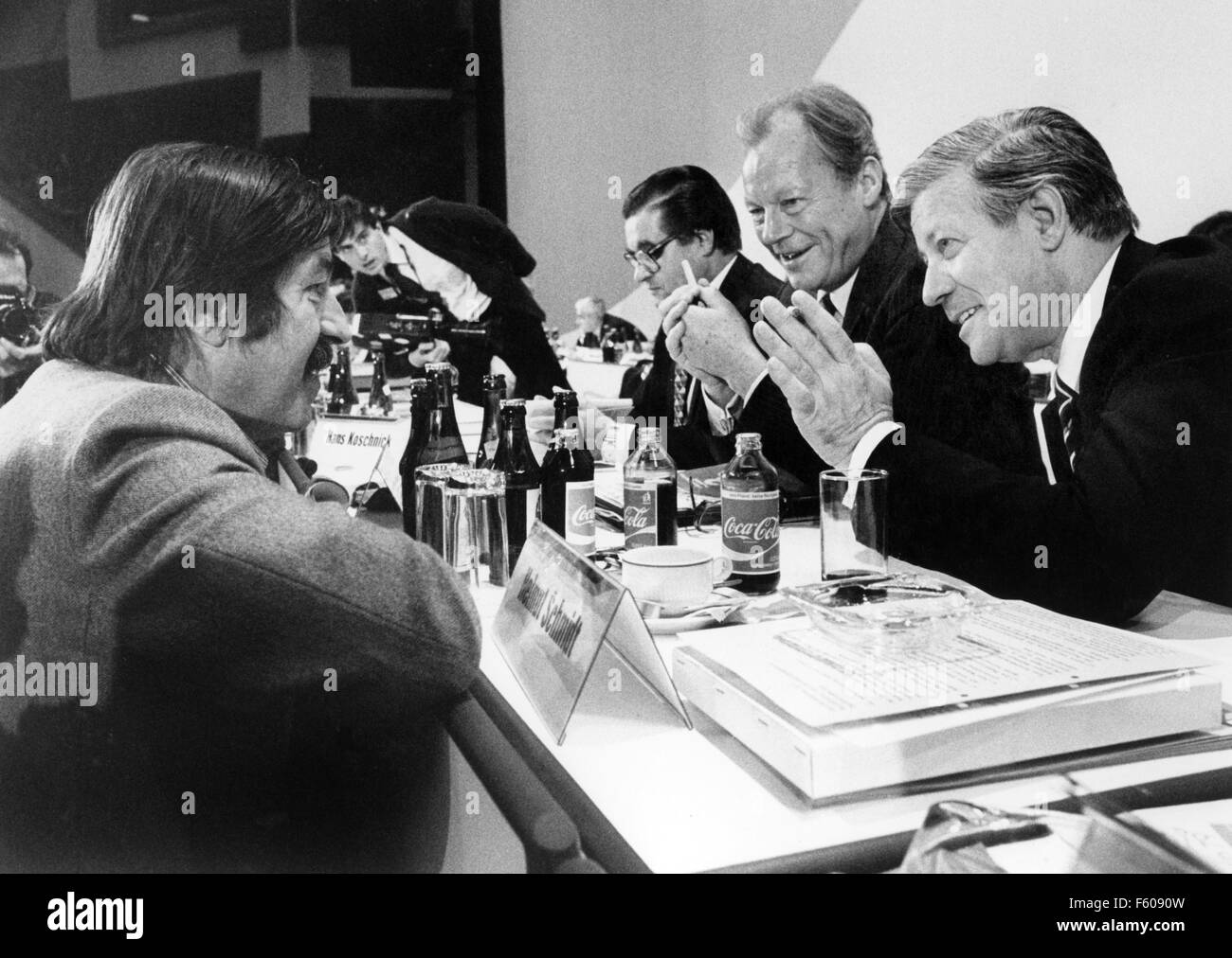 L'écrivain Günter Grass (L) dans une conversation avec le chancelier Helmut Schmidt (R) et l'ancien chancelier Willy Brandt (centre) à la DSF congrès du parti à Berlin en décembre 1979. Banque D'Images