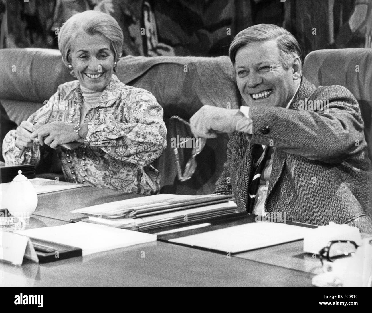 Le chancelier Helmut Schmidt ouvre la réunion du cabinet à Bonn le 7 décembre 1977 en grande forme. Hildegard Hamm-Brücher est assise à côté de lui. Banque D'Images