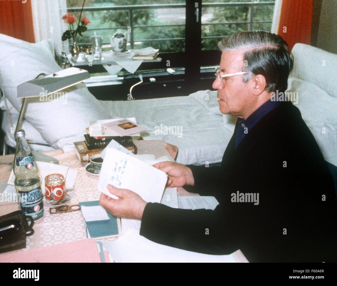 Le chancelier Helmut Schmidt, qui ont reçu un stimulateur cardiaque à l'hôpital de la Bundeswehr de Coblence, travaille à une petite table dans sa chambre d'hôpital, avec l'autorisation des médecins, le 15 octobre 1981. Banque D'Images