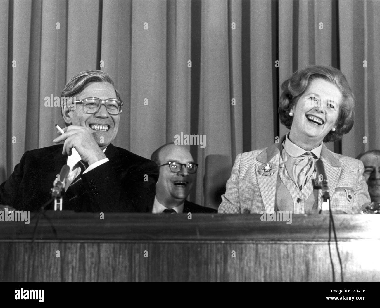 Le chancelier Helmut Schmidt (L) et le Premier ministre britannique Margaret Thatcher sont de bonne humeur au cours d'une conférence de presse à la fin de la visite de deux jours de Schmidt à Londres le 11 mai 1979. Banque D'Images