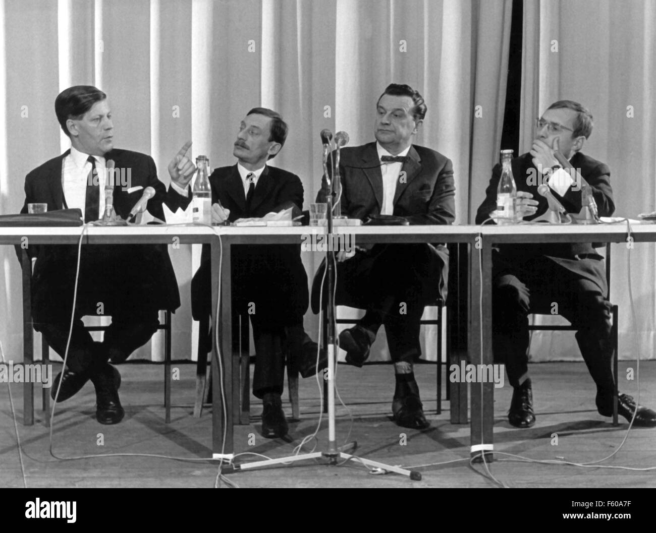 (L-R) : Helmut Schmidt (SPD), Gerhard Magnus (DJV), M. Rietz (BJV) et Rudolf Augstein durant la discussion de groupe sur (traduit :) 'l'opposition dans la cinquième Bundestag - copier ou alternative ?' le 9 février 1966 à Mayence. Banque D'Images