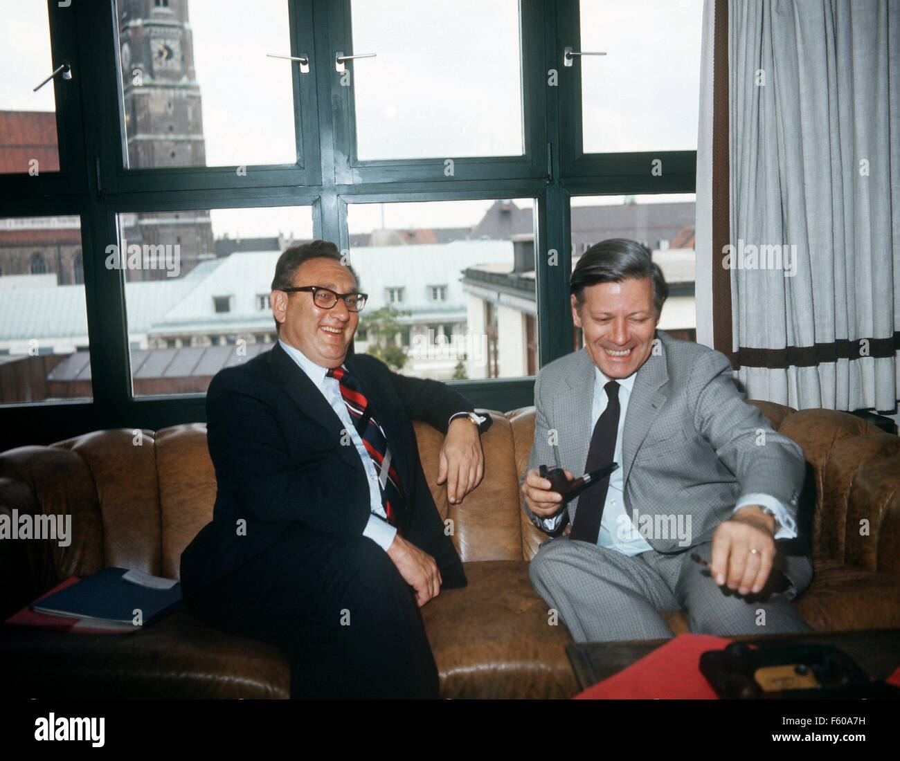 Henry Kissinger dans une conversation avec le chancelier Helmut Schmidt (SPD) R, à Munich en 1974. Banque D'Images