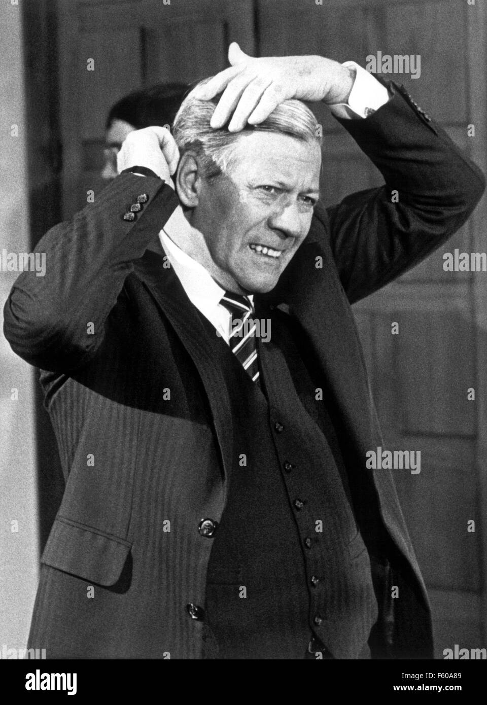 Le chancelier Helmut Schmidt (SPD) peigne ses cheveux avant de rencontrer le secrétaire général des Nations Unies Kurt Waldheim, le 27 mars 1979 à Bonn. Banque D'Images