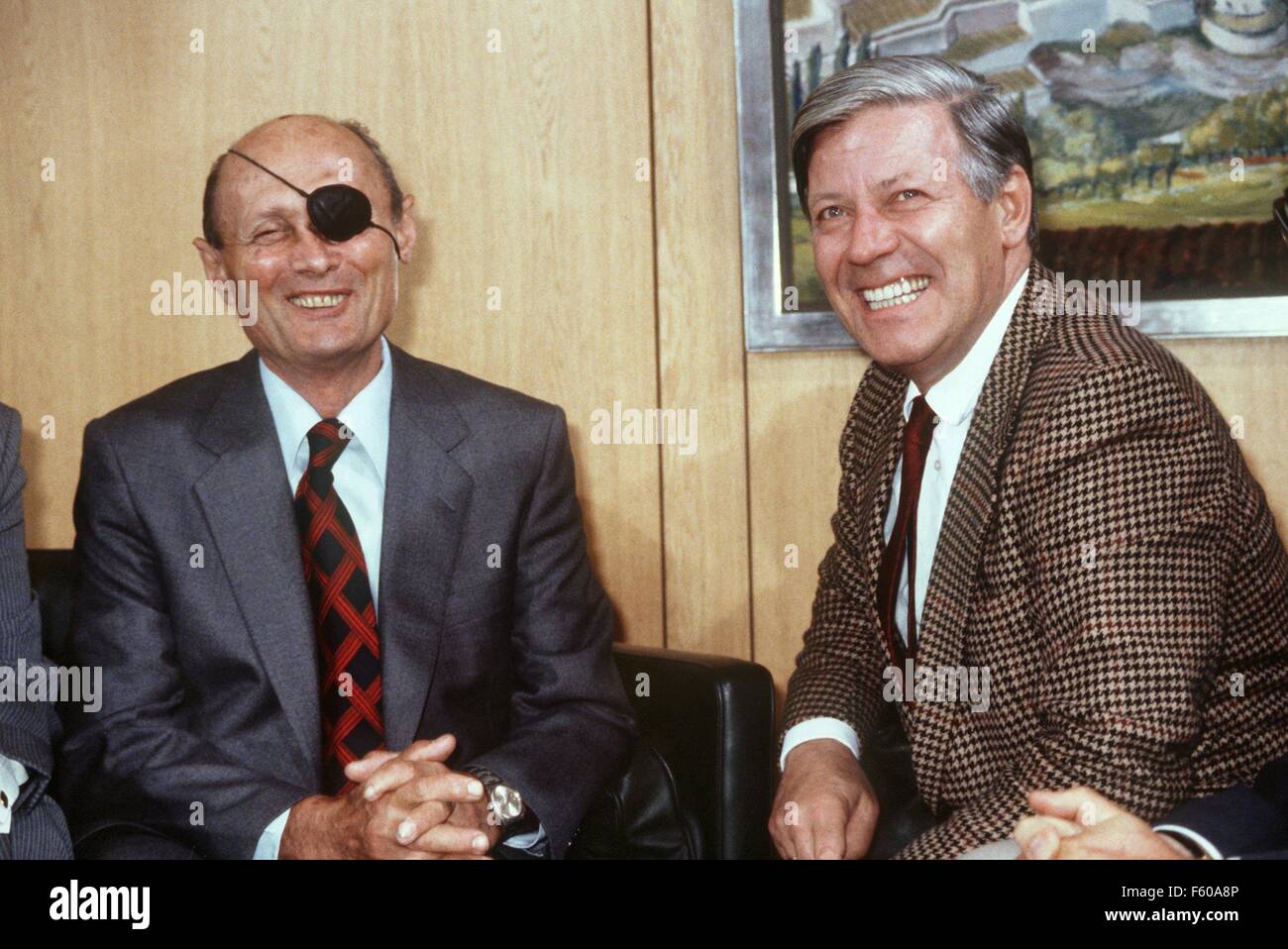 Le chancelier Helmut Schmidt (SPD) en collaboration avec le Ministre des affaires étrangères israélien Moshe Dayan en septembre 1979 à Bonn. Banque D'Images