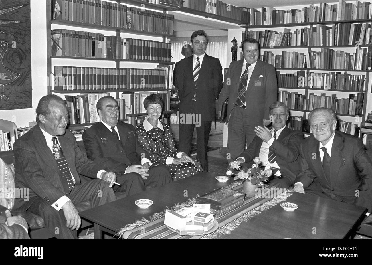 (L-R, assis) : Willy Brandt, Leonid Brejnev, Hannelore Schmidt, Helmut Schmidt, et Nikolaï Alexandrovitch Tikhonov au domicile du chancelier Schmidt à Hambourg le 7 mai 1978. Banque D'Images