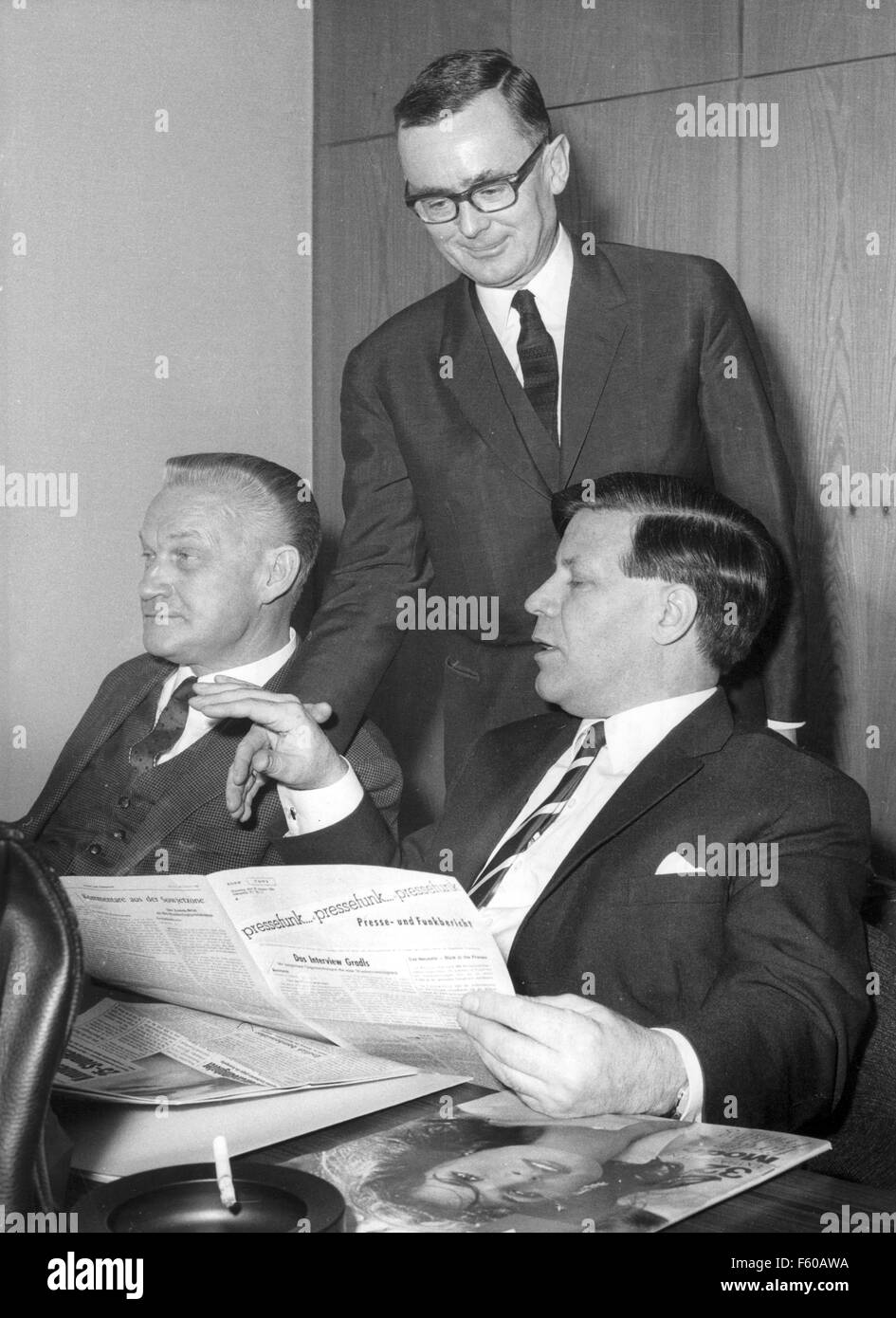 Alex Möller (L), Helmut Schmidt (R), et le Professeur Karl Schiller (retour) au cours d'une réunion de la faction Bundestag SPD le 18 janvier 1966 dans l'aile sud du bâtiment du Reichstag à Berlin. Banque D'Images