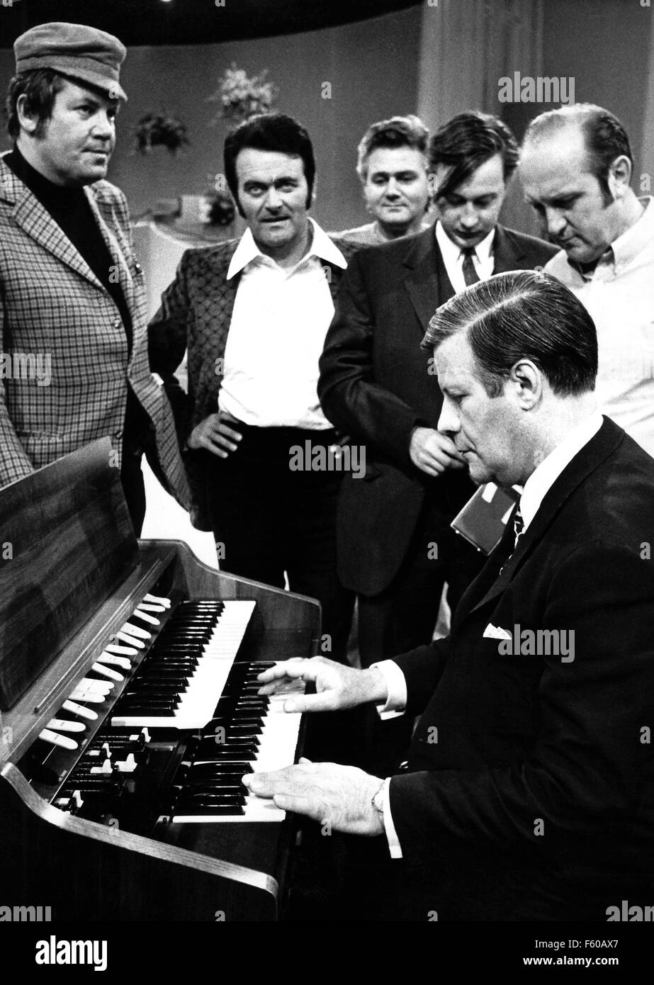 Helmut Schmidt organe joue le 6 juillet 1972 à la ZDF studio à Wiesbaden. Thoelke Wim (L) et Max Greger (2e de gauche) sont l'observant. Le 23 décembre 2003, Schmidt devient l'âge de 85 ans. Banque D'Images