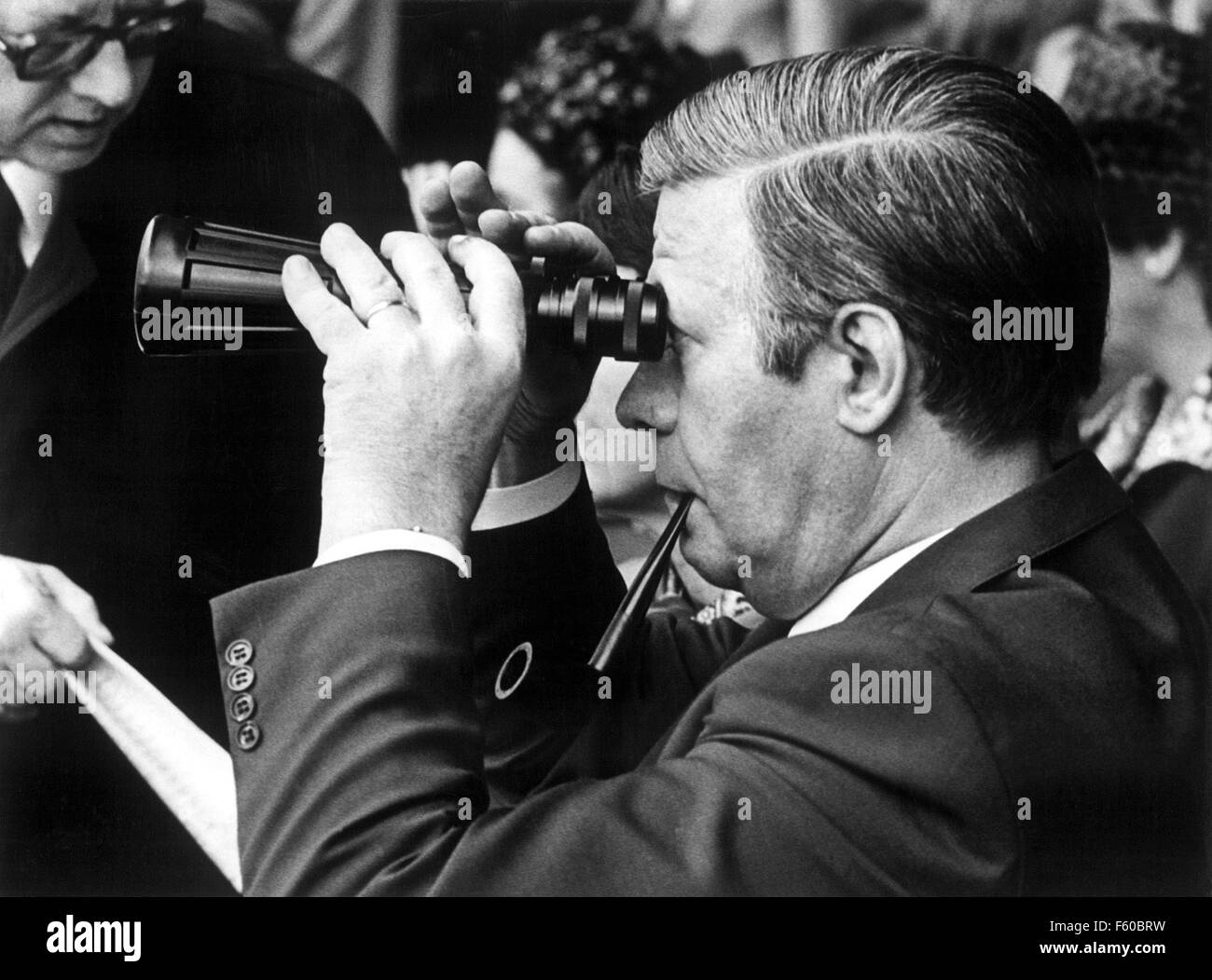 Le ministre de la défense, Helmut Schmidt (SPD) La montre une course de chevaux en Hamburg-Horn sur 2 Juillet 1972. Banque D'Images
