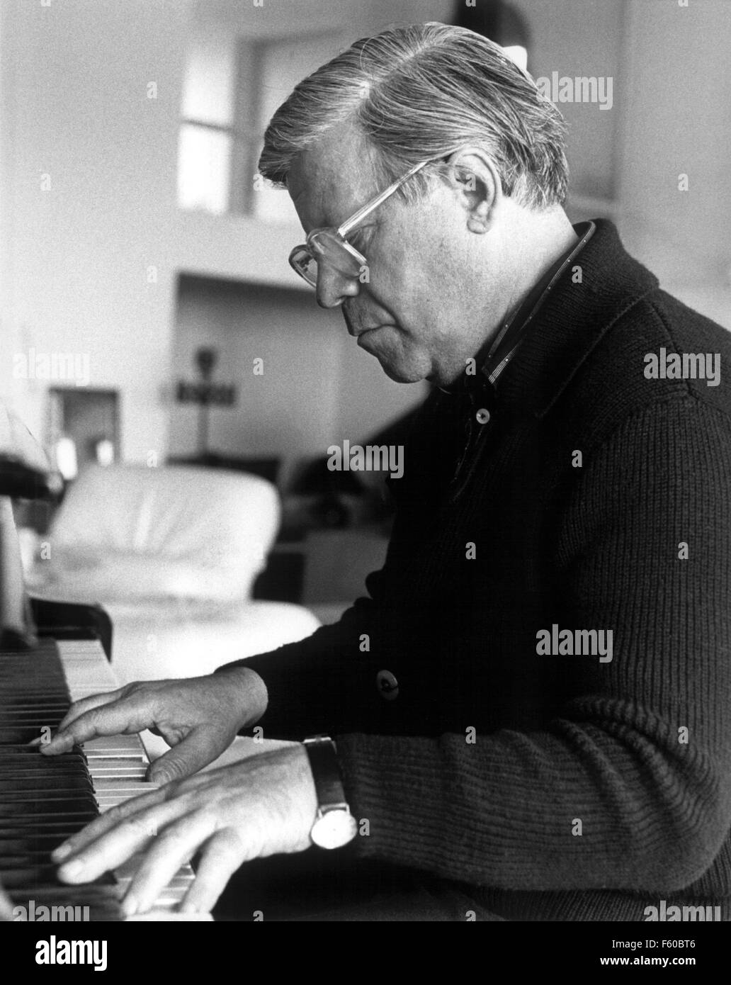 Le chancelier Helmut Schmidt (SPD) joue du piano pendant ses vacances à Gran Canaria, le 6 janvier 1981. Banque D'Images