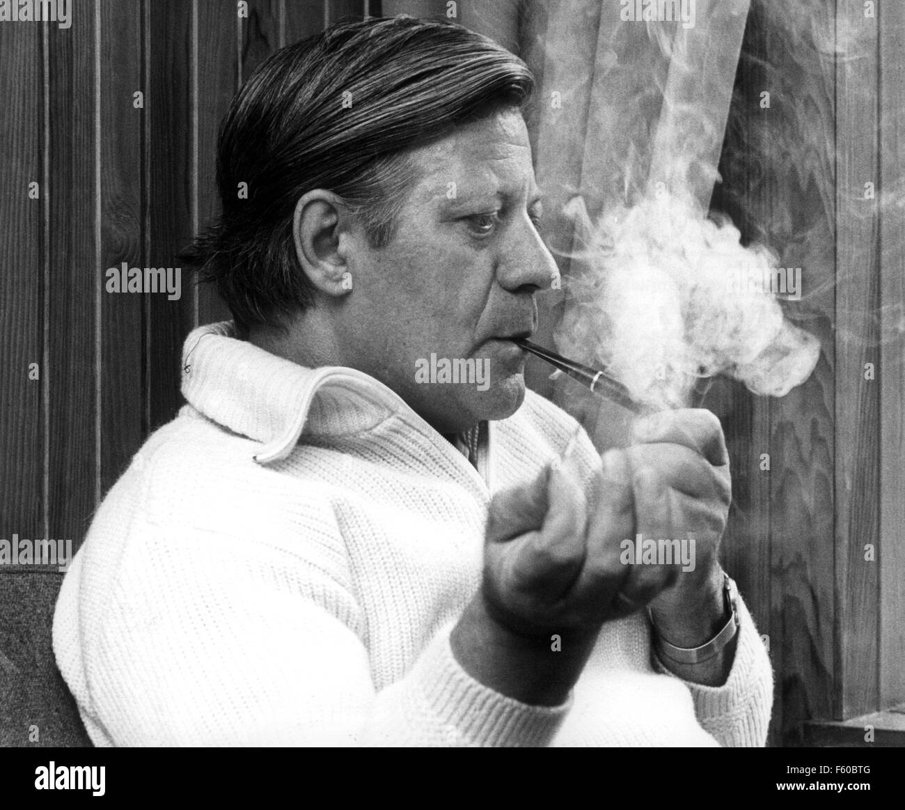 Le chancelier Helmut Schmidt (SPD) s'allume une pipe pendant ses vacances à Langwedel en août 1974. Banque D'Images