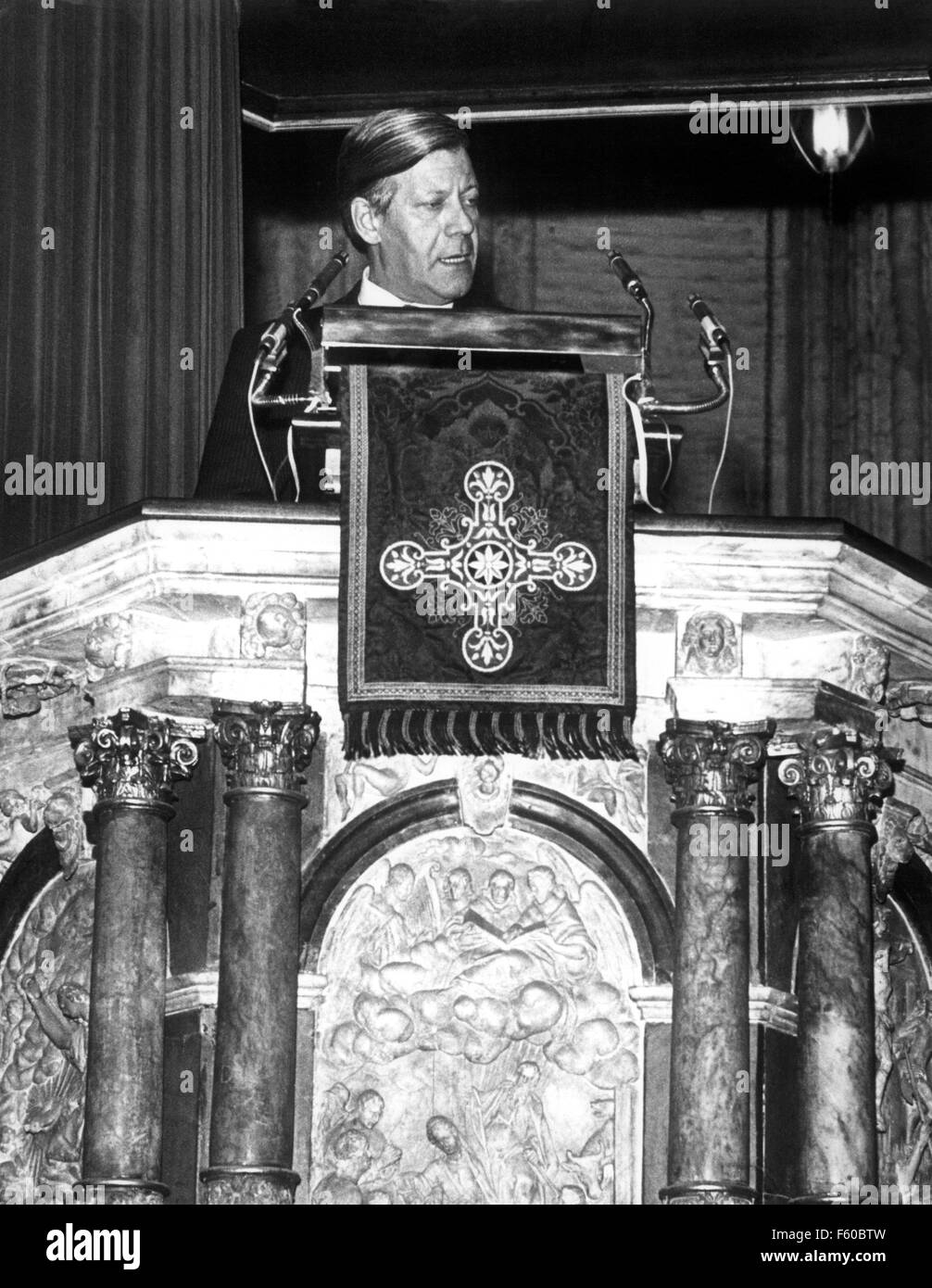 Le chancelier Helmut Schmidt s'exprime sur "l'état et l'église' depuis la chaire de Hambourg St. Jacobi Church le 31 octobre 1974. Banque D'Images