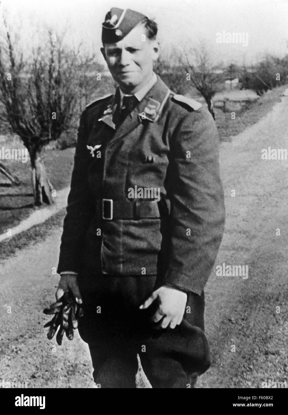 Fichier - Un fichier image à partir de début 1940 montre Helmut Schmidt comme lieutenant dans la Luftwaffe. Photo : AFP Banque D'Images