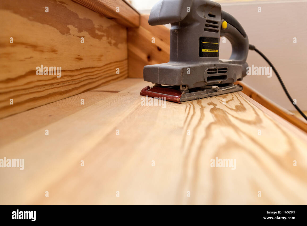 Fiche électrique ponceuse de finition orbitale power tool for DIY sur marche en bois modèle libération : N° des biens : Non. Banque D'Images